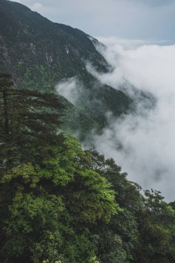 Bulutlardaki dağ sırtları, Mingyue Dağı, Çin