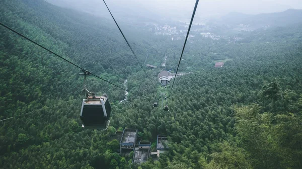 Seilbahnen auf den Berg Mingyue, Jiangxi, China — Stockfoto