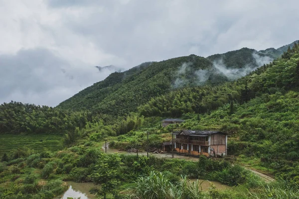 Dům v pohoří Mingyue, Jiangxi, Čína — Stock fotografie