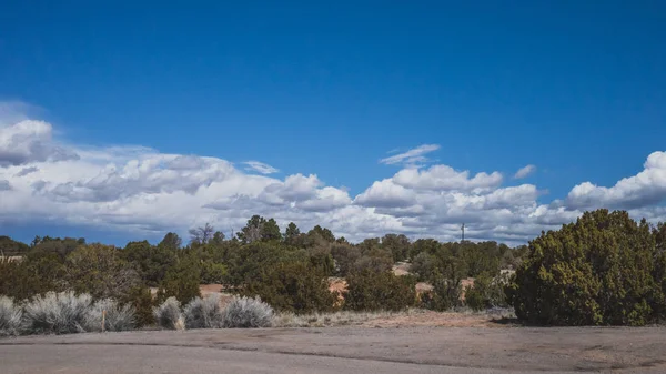 Пейзаж пустыни рядом с Санта-Фе, Нью-Мексико, США — стоковое фото