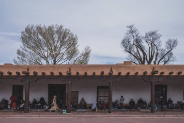 Yerel halk el yapımı el sanatları satan