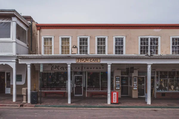 Café y tiendas en edificios cerca de la Plaza Santa Fe — Foto de Stock