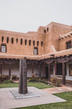 New Mexico Sanat Müzesi avlusu