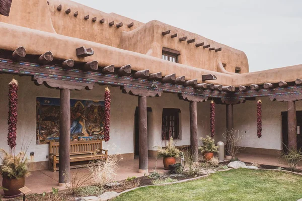 New Mexico Sanat Müzesi avlusu
