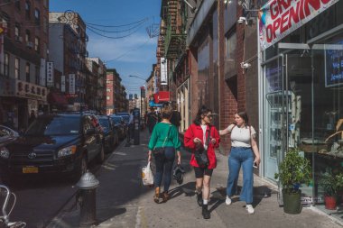 New York'ta sokaklarda yürüyen yayalar