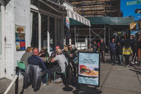 Lidé jedí v restauraci v dolním Manhattanu. — Stock fotografie