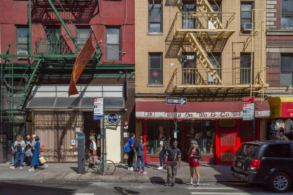 New York'ta sokaklarda yürüyen yayalar