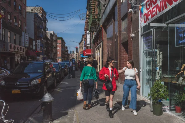 Chodci, kteří chodí po ulicích v New Yorku — Stock fotografie