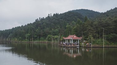 Mingyue Dağı'nın tepesindeki Ay Gölü