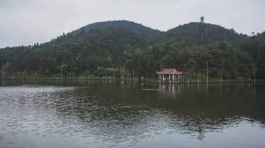 Mingyue Dağı'nın tepesindeki Ay Gölü