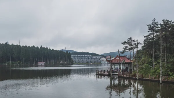 Mingyue Dağı'nın tepesindeki Ay Gölü