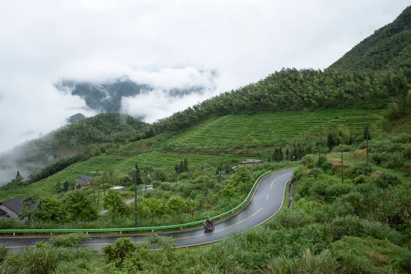 Man op motorfiets in Mingyue Mountain — Stockfoto