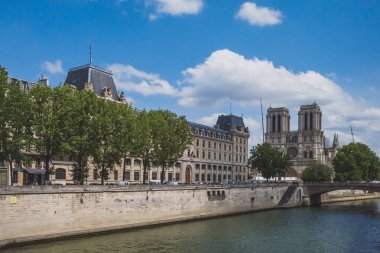 Notre Dame restorasyon altında