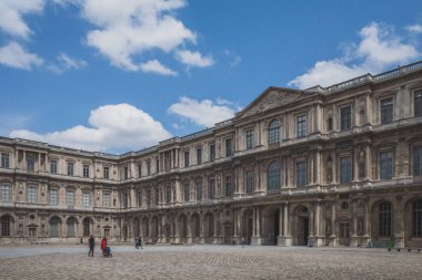 Louvre Müzesi'nde avlu