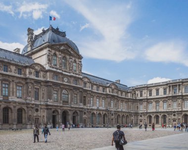 Louvre Müzesi'nde avlu