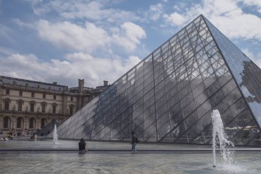 Louvre Müzesi'nde cam piramit