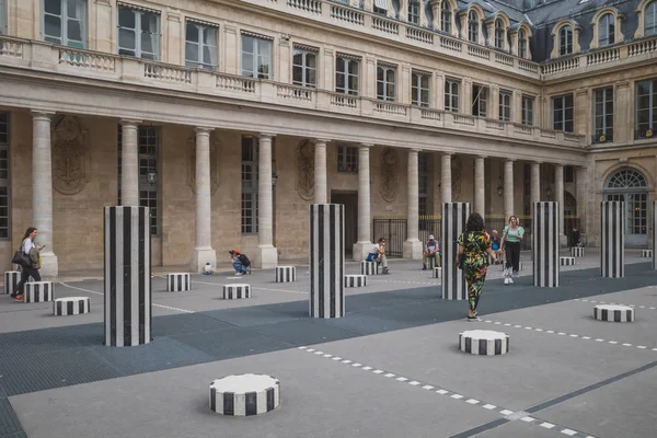 Installation artistique des Deux Plateaux au centre-ville de Paris — Photo