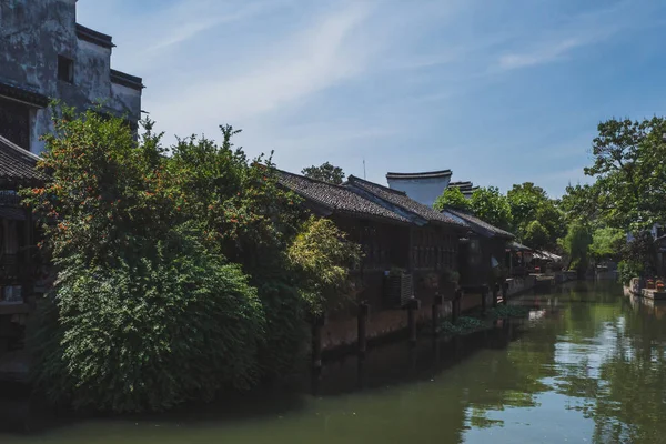 Arquitetura chinesa por rio na cidade velha de Nanxun, China — Fotografia de Stock