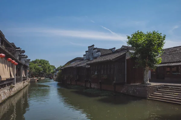 Arquitetura chinesa por rio na cidade velha de Nanxun, China — Fotografia de Stock