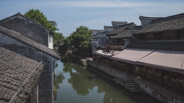 Arquitetura chinesa por rio na cidade velha de Nanxun, China — Fotografia de Stock