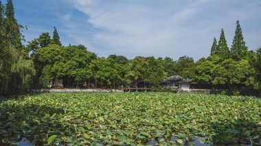 Nanxun, Zhejia lotus yaprakları ile gölet tarafından Çin mimarisi