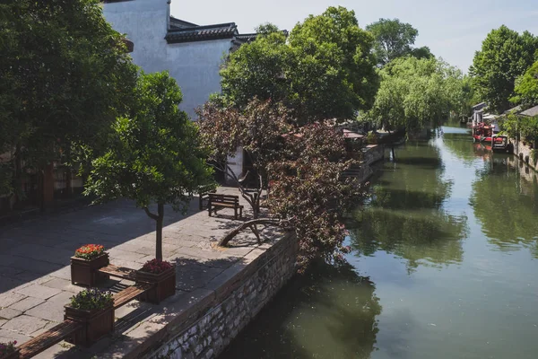 Arquitetura chinesa por rio na cidade velha de Nanxun, China — Fotografia de Stock