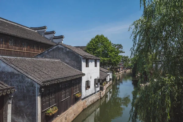 Architecture chinoise par rivière dans la vieille ville de Nanxun, Chine — Photo