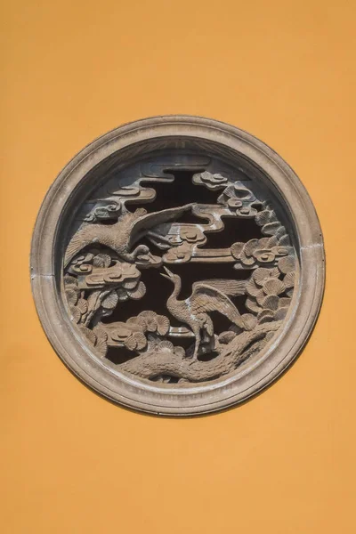 Sarı duvarda pencere dekorasyonu