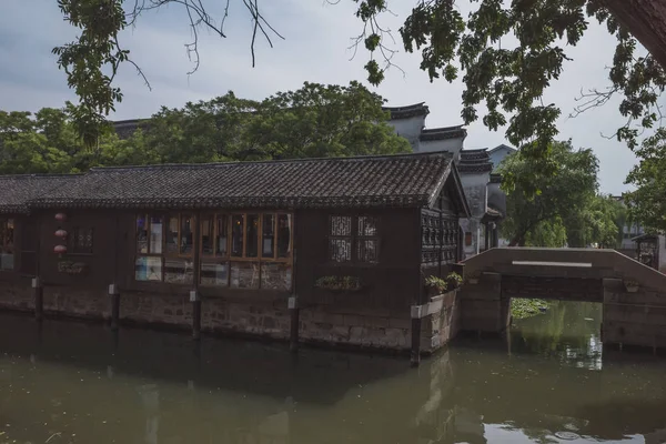 Chińska Architektura przez rzekę na starym mieście w Nanxun, Chiny — Zdjęcie stockowe