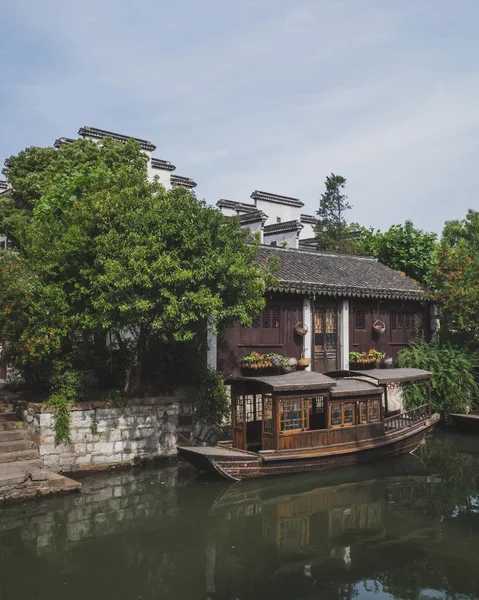 Chińskie domy i łodzie na starym mieście w Nanxun, Chiny — Zdjęcie stockowe