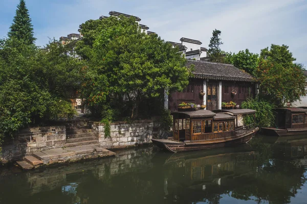 Chinesische Häuser und Boote in der Altstadt von nanxun, China — Stockfoto