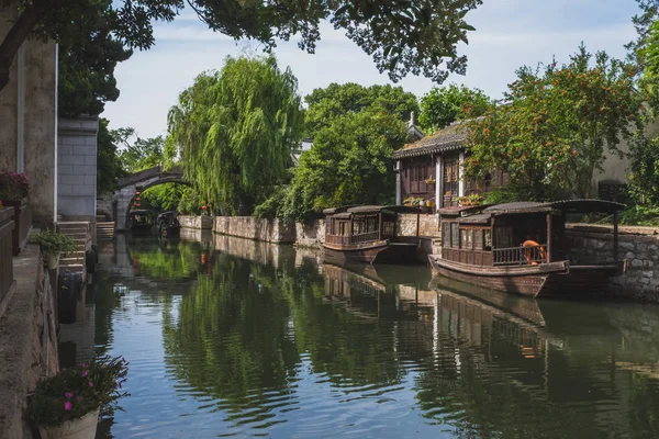 Chinese huizen en boten in de oude stad van Nanxun, China — Stockfoto