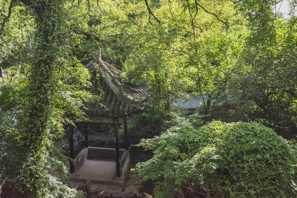 Pavillon chinois parmi les arbres dans le jardin en Nanxun, Zhejiang, Chin — Photo