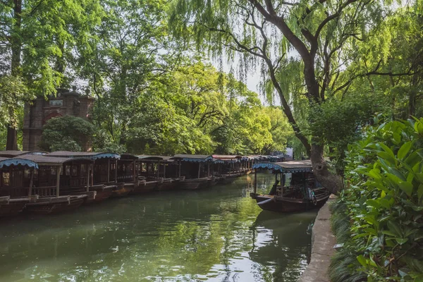 Barcos no rio na cidade velha de Nanxun, Zhejiang, China — Fotografia de Stock