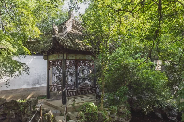 Chinees paviljoen tussen bomen in de tuin in Nanxun, Zhejiang, Chin — Stockfoto