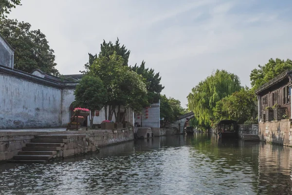 Arquitetura chinesa por rio na cidade velha de Nanxun, China — Fotografia de Stock