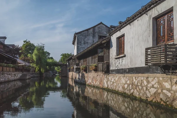 Chinese architectuur door rivier in de oude stad van Nanxun, China — Stockfoto