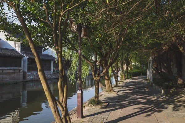 Arquitectura china por río en el casco antiguo de Nanxun, China — Foto de Stock