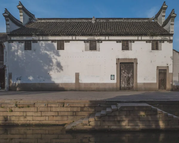 Arquitectura china por río en el casco antiguo de Nanxun, China — Foto de Stock