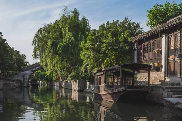 Arquitetura chinesa por rio na cidade velha de Nanxun, China — Fotografia de Stock