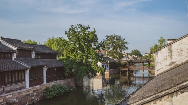 Chinese architectuur door rivier in de oude stad van Nanxun, China — Stockfoto