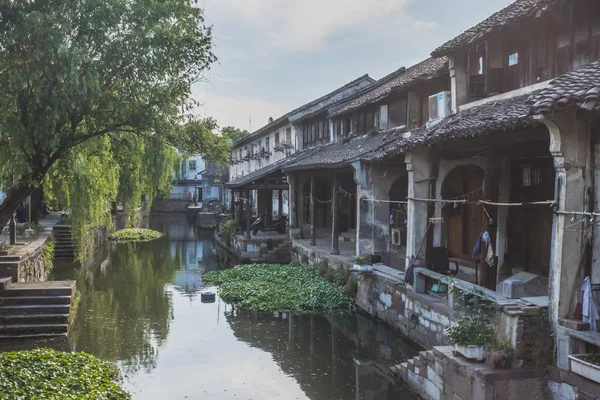 Architecture chinoise par rivière dans la vieille ville de Nanxun, Chine — Photo