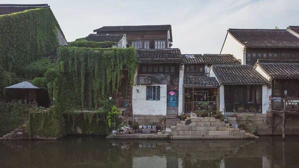 Chinese architectuur door rivier in de oude stad van Nanxun, China — Stockfoto