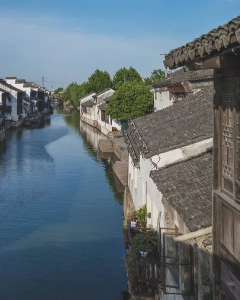 Chinesische Architektur am Fluss in der Altstadt von Nanxun, China — Stockfoto