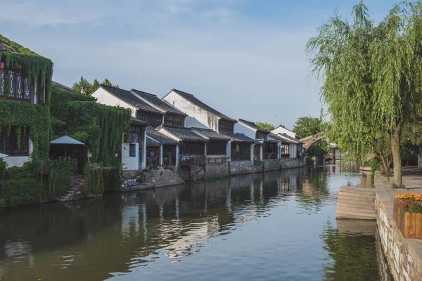 Architecture chinoise par rivière dans la vieille ville de Nanxun, Chine — Photo