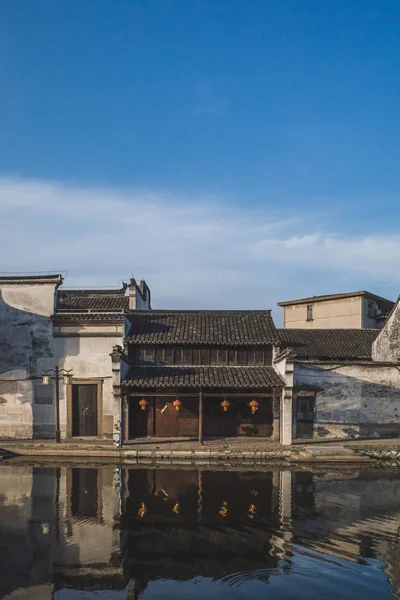 Chinesische Architektur am Fluss in der Altstadt von Nanxun, China — Stockfoto