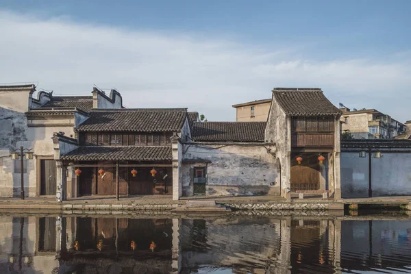 Κινεζική αρχιτεκτονική από το ποτάμι στην παλιά πόλη NANXUN, Κίνα — Φωτογραφία Αρχείου