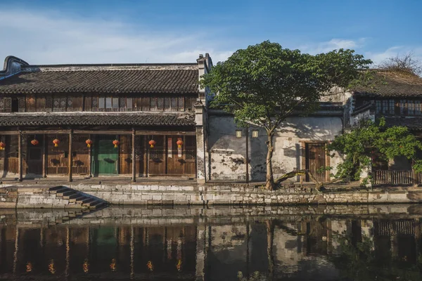 Chinesische Architektur am Fluss in der Altstadt von Nanxun, China — Stockfoto