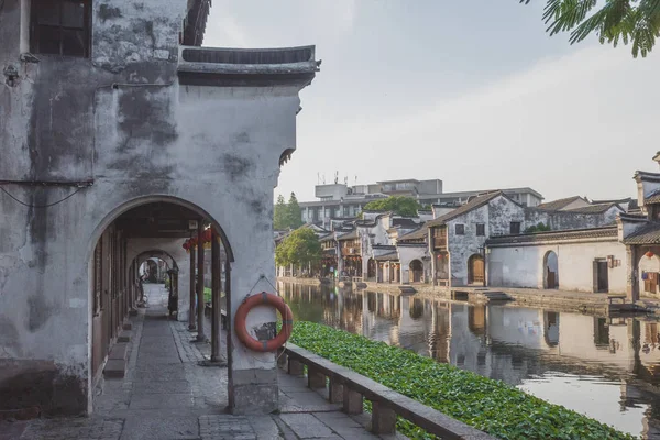 Chinese architectuur door rivier in de oude stad van Nanxun, China — Stockfoto