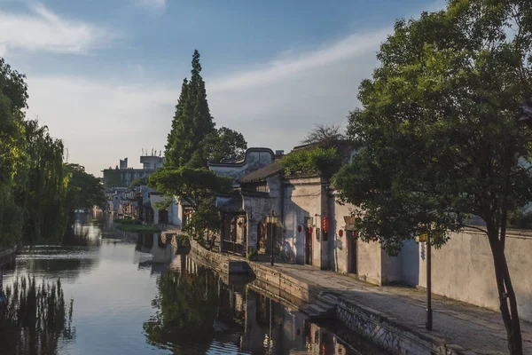 Arquitectura china por río en el casco antiguo de Nanxun, China — Foto de Stock